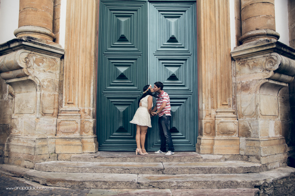 pre wedding romantico em ouro preto com portas coloridas