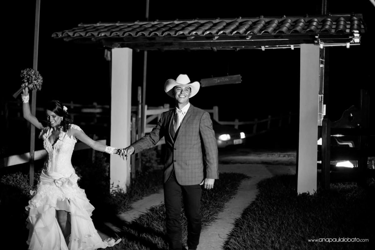 couple in country wedding