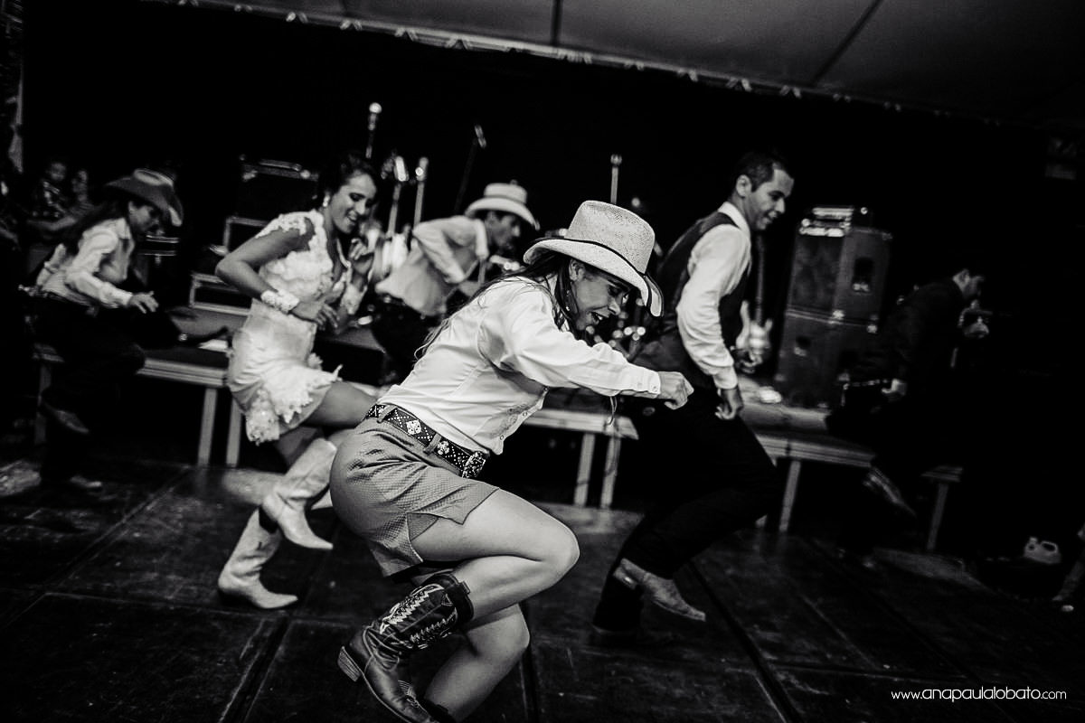 country wedding girls dance