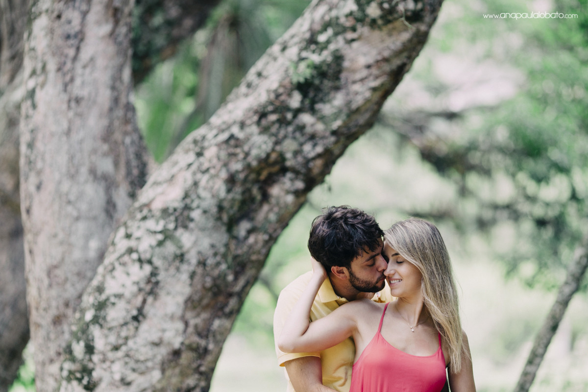 fotos românticas de casal na floresta