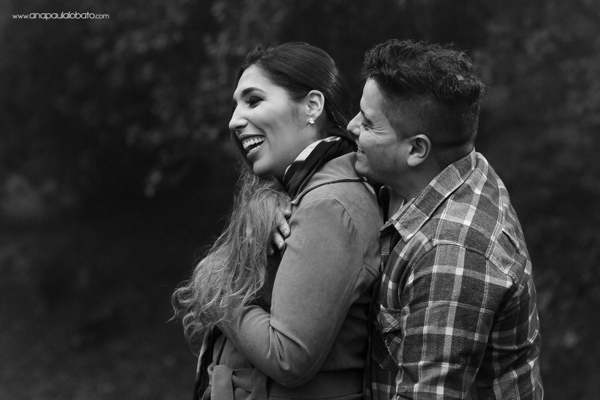 noivos são fotografados para ensaio de casamento no frio