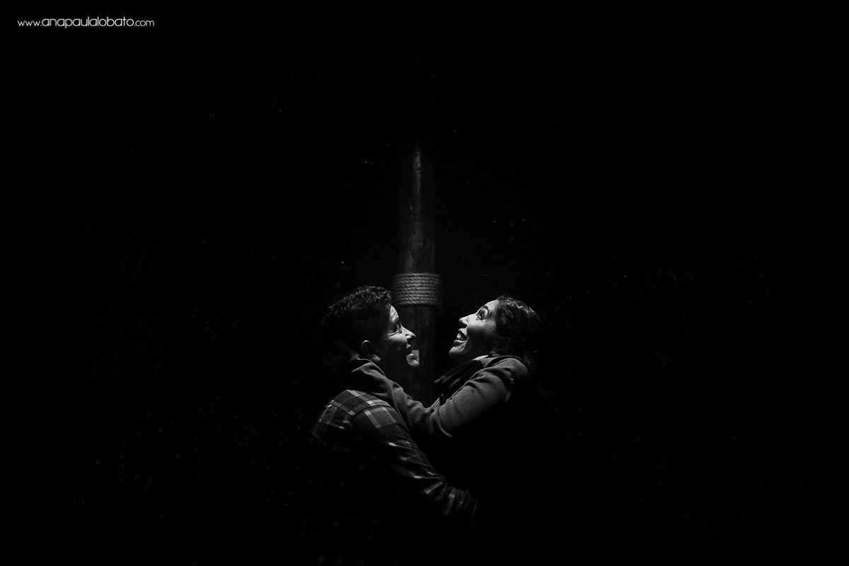 Fotos em gramado para casamento mostra como ser criativo com a luz