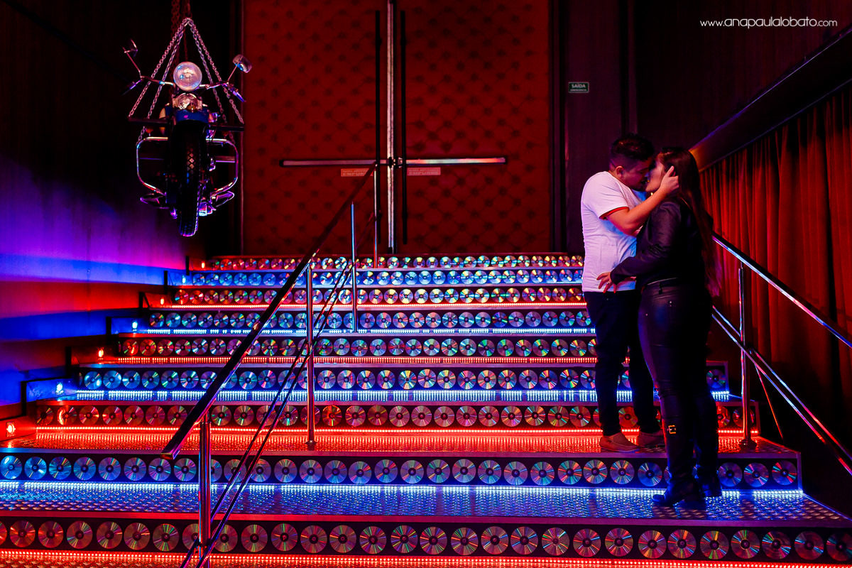 Fotos coloridas de pre wedding no Museu da Harley Davidson em Gramado