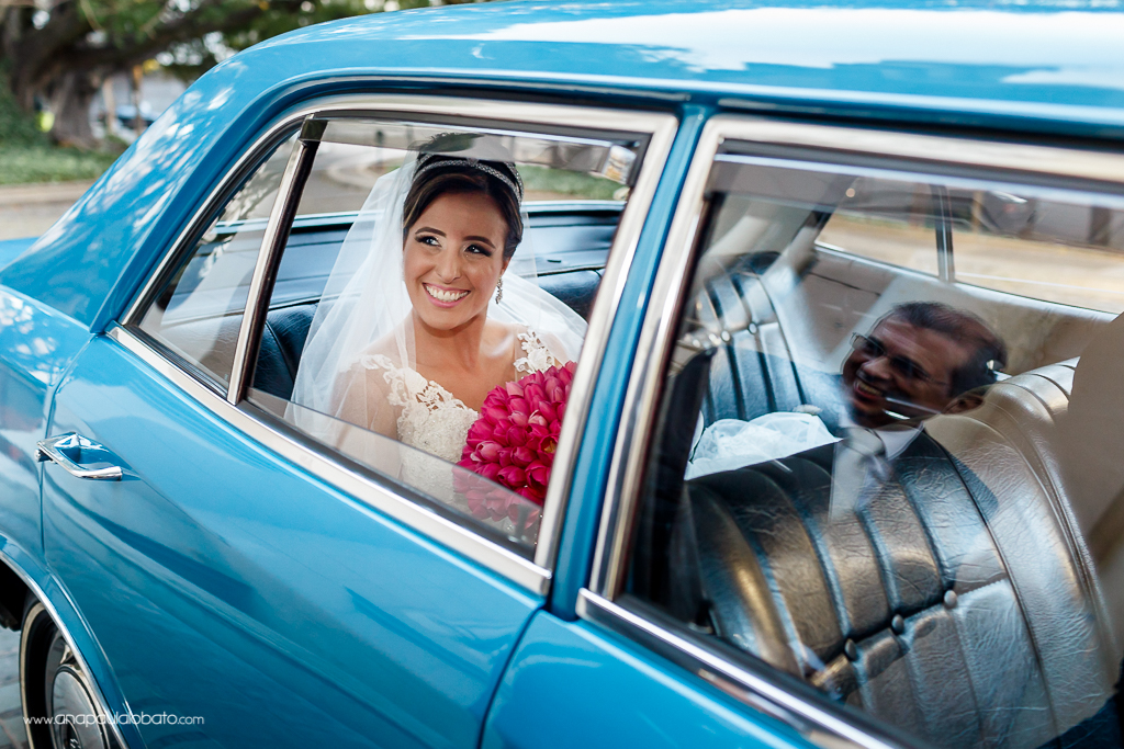 Pai sorri ao ver a noiva chegando no carro