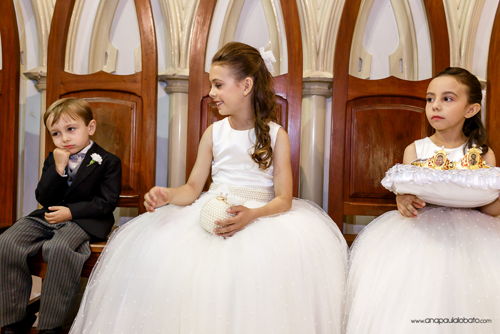 Pagem se entedia durante cerimônia de casamento