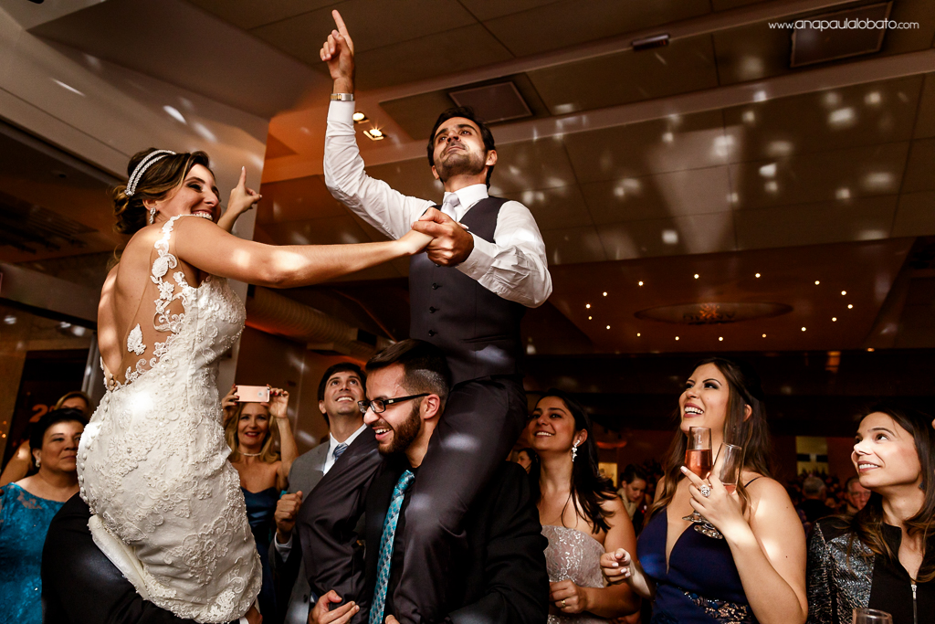 Noivos são carregados em casamento árabe no Brasil
