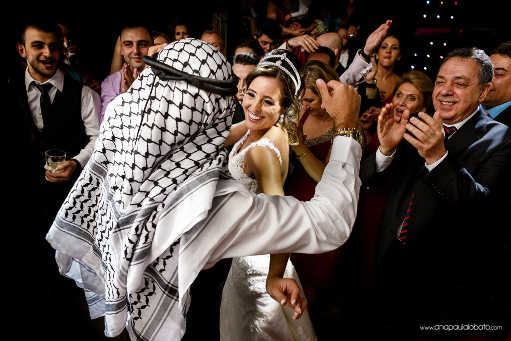 Noivos são aplaudidos enquanto realizam dança árabe no casamento