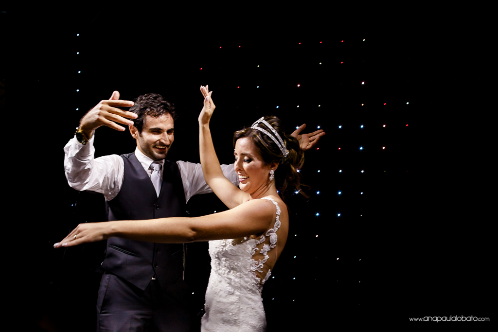 Noivos dançam dança típica árabe no palco de seu casamento em BH