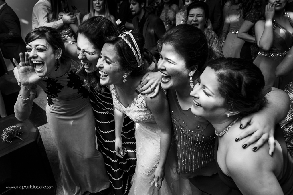 Noiva se diverte com as amigas em seu casamento