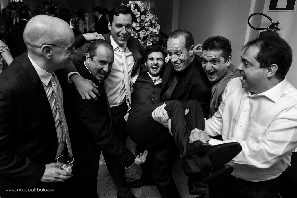 Noivo é carregado pelos amigos em seu casamento