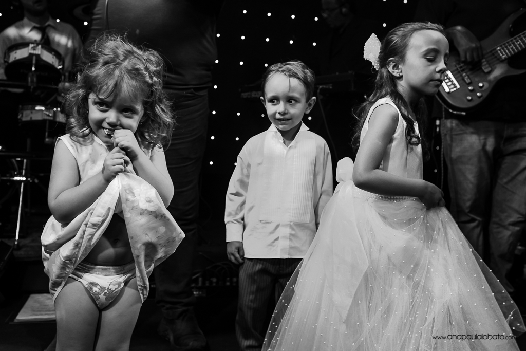 Crianças se divertem no palco de casamento