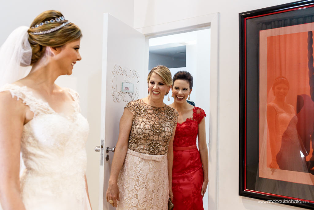 mãe e irmã vendo a noiva pela primeira vez