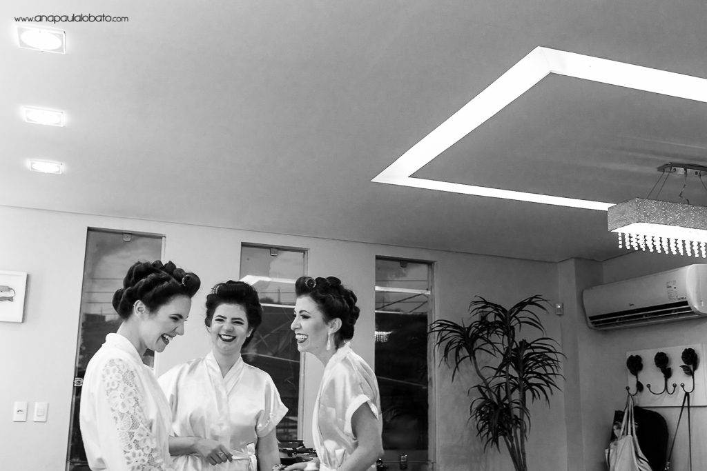 noiva e amigas no salão