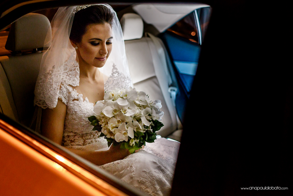 noiva esperando no carro