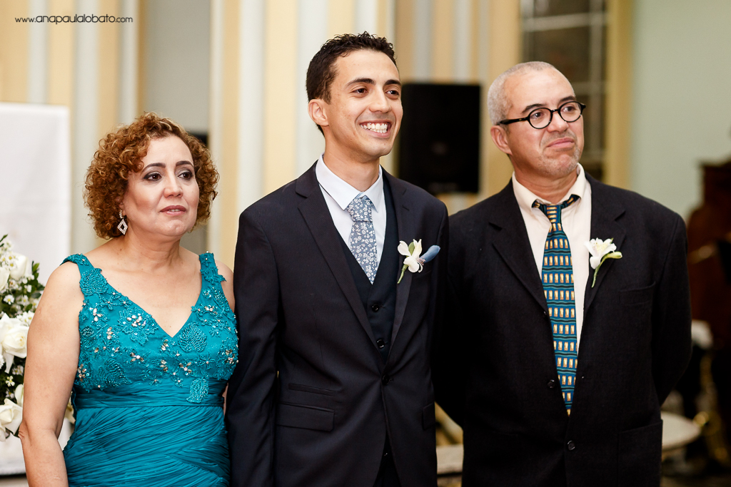 noivo vendo a noiva entrar