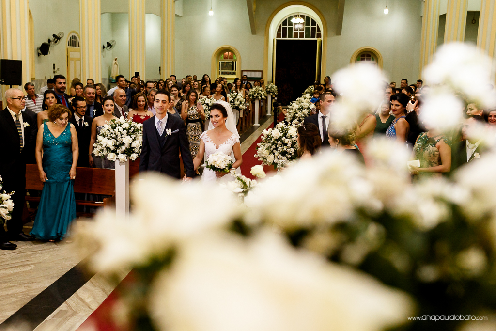 casal no altar da igreja
