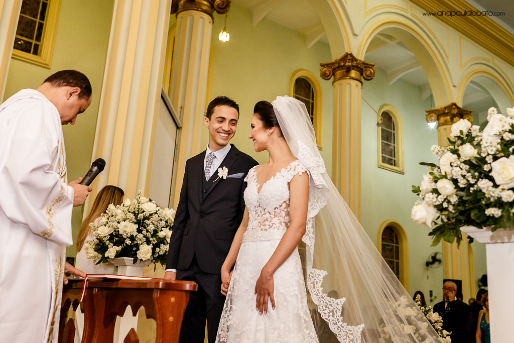 casal no altar da igreja se olhando