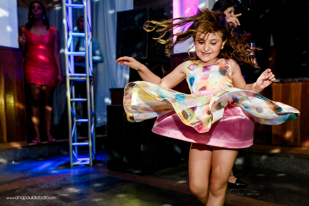 criança girando o vestido