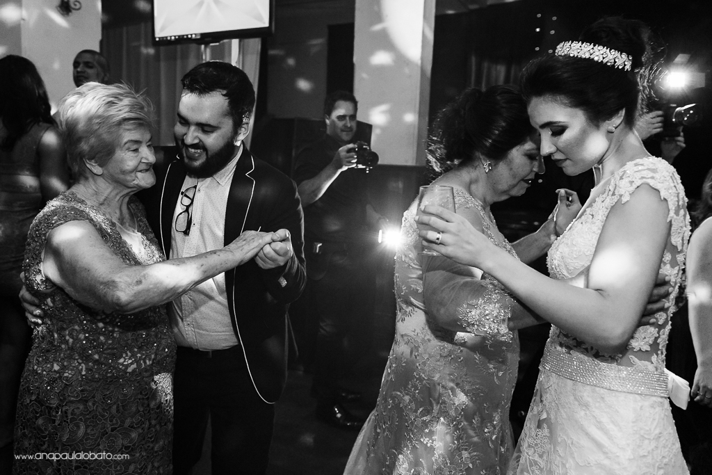 pessoas dançando numa festa