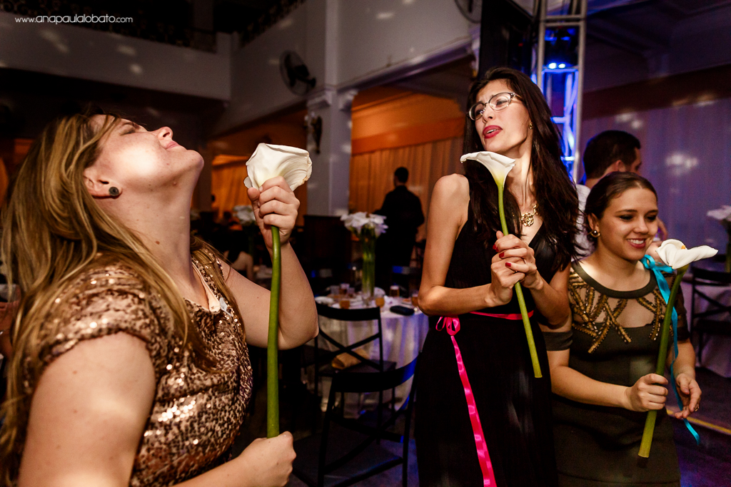 pessoas dançando com flores