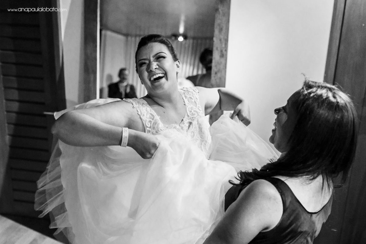 noiva se vestindo