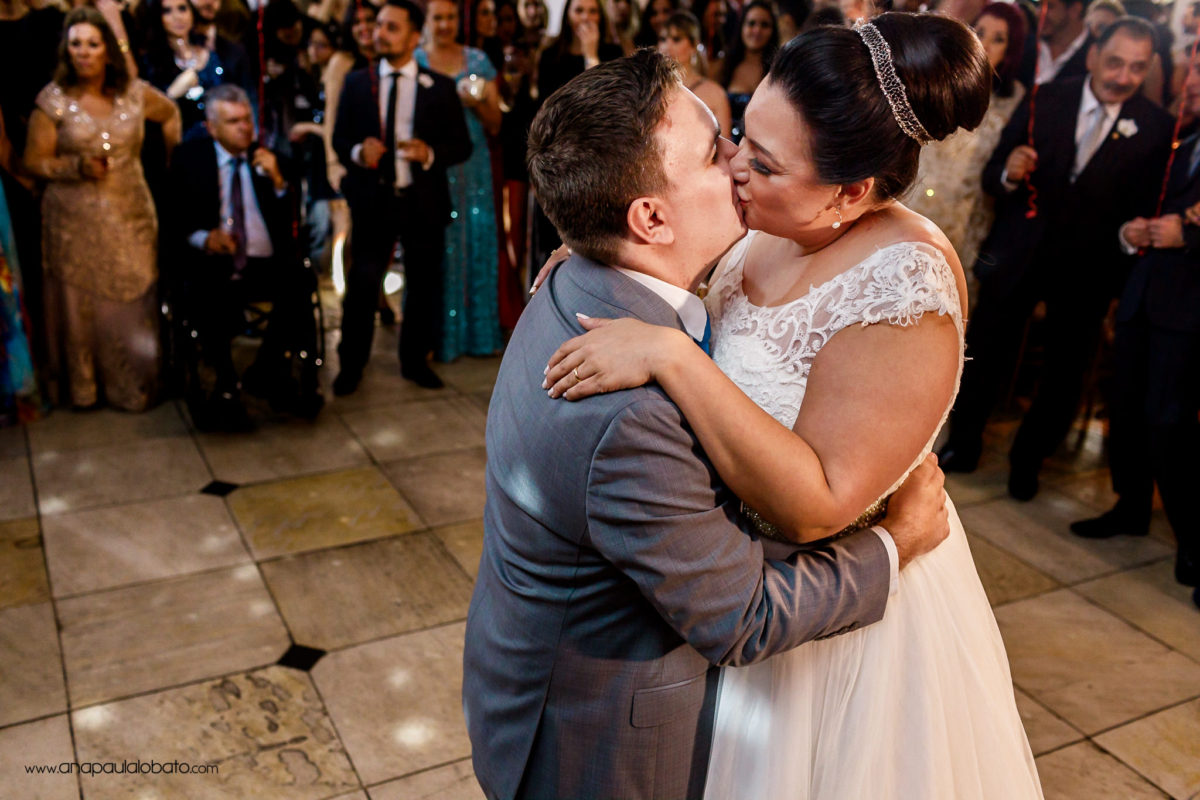 noivos dançando