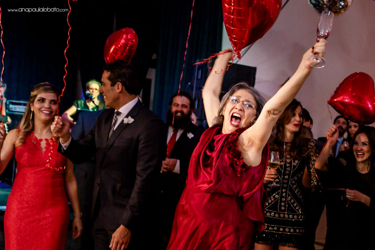 convidados se divertindo com balão de coração