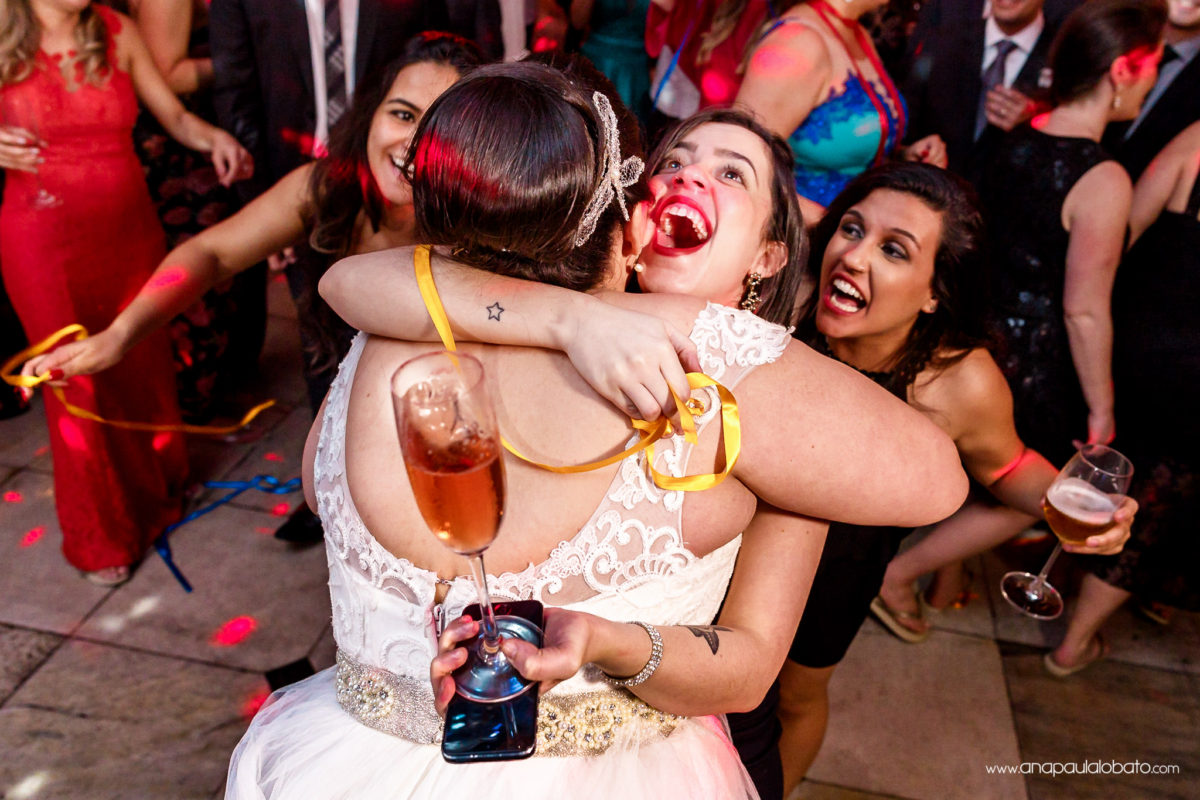 noiva abraçando convidada