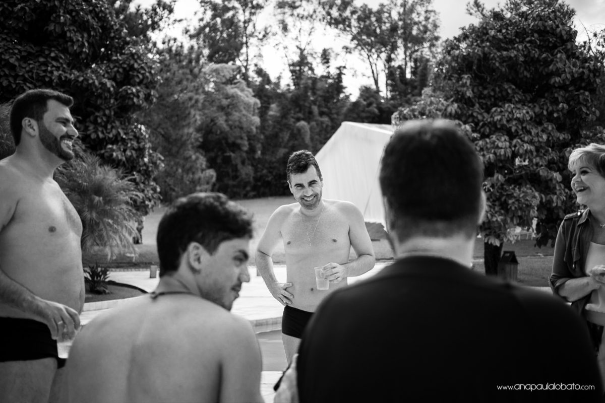 Noivo tomando cervejinha com os amigos no Sitio Bodoco