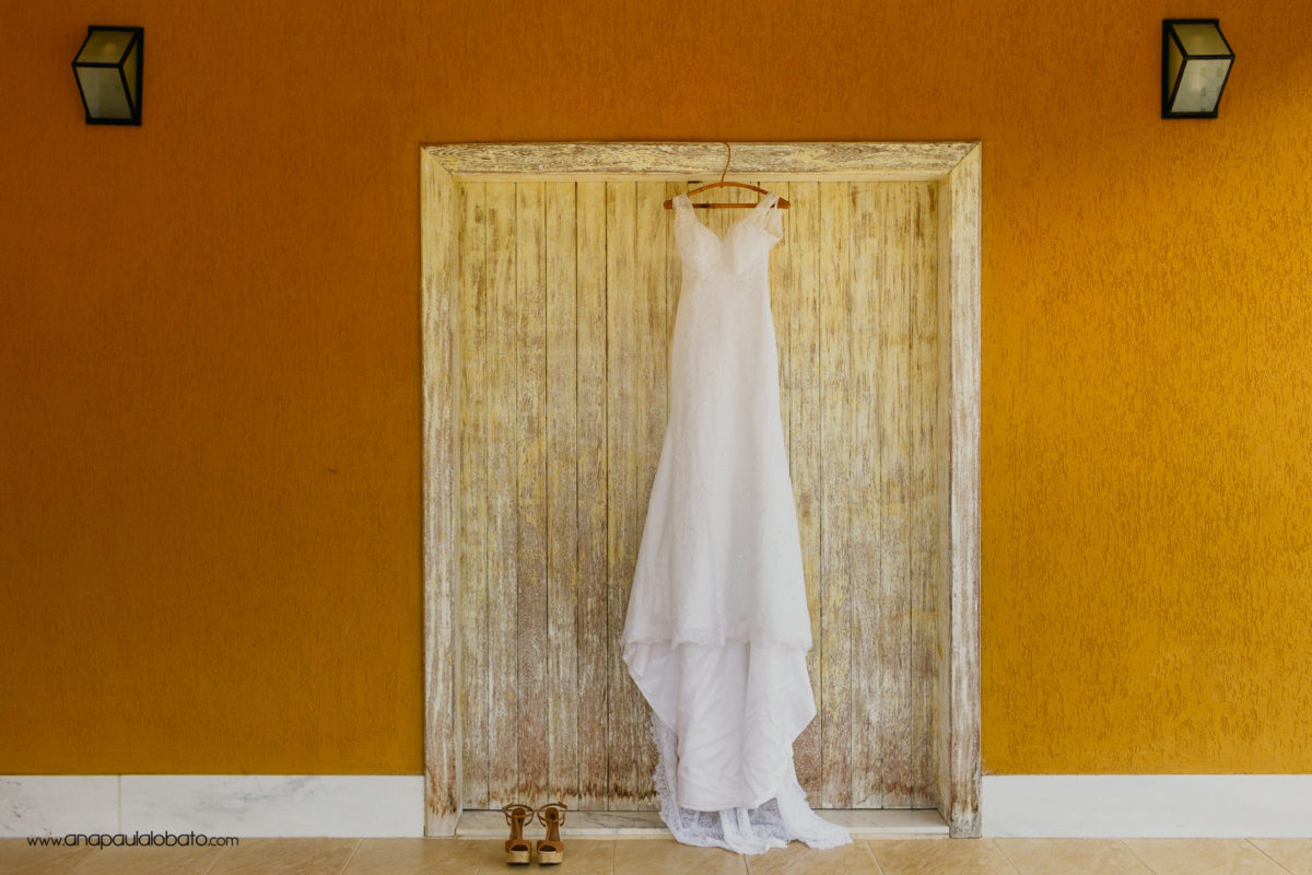 vestido de noiva pendurado em parede colorida