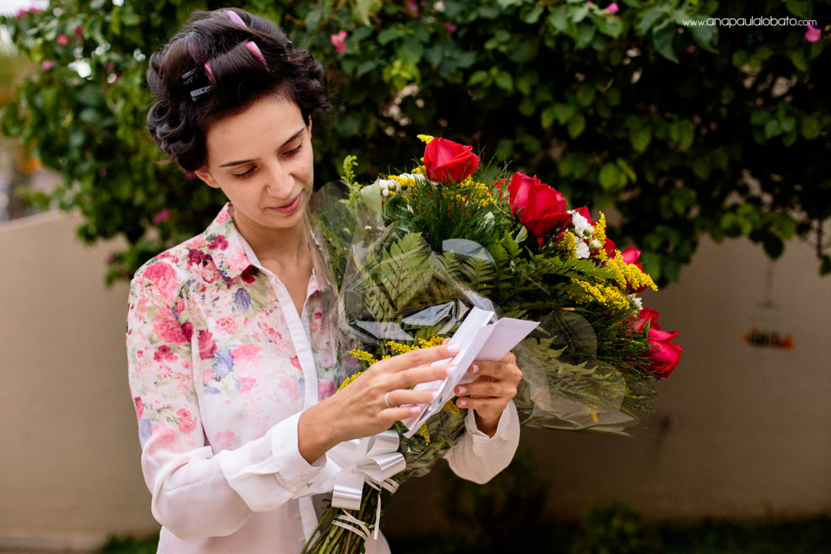 noiva segurando buque de rosas