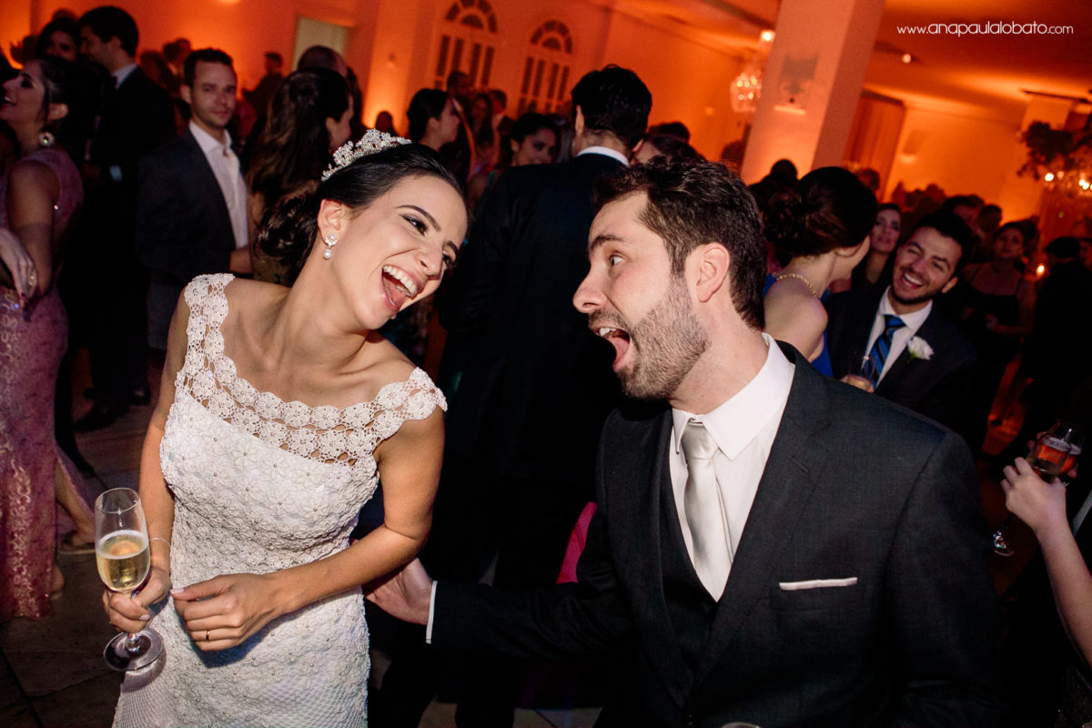 noivos dançando