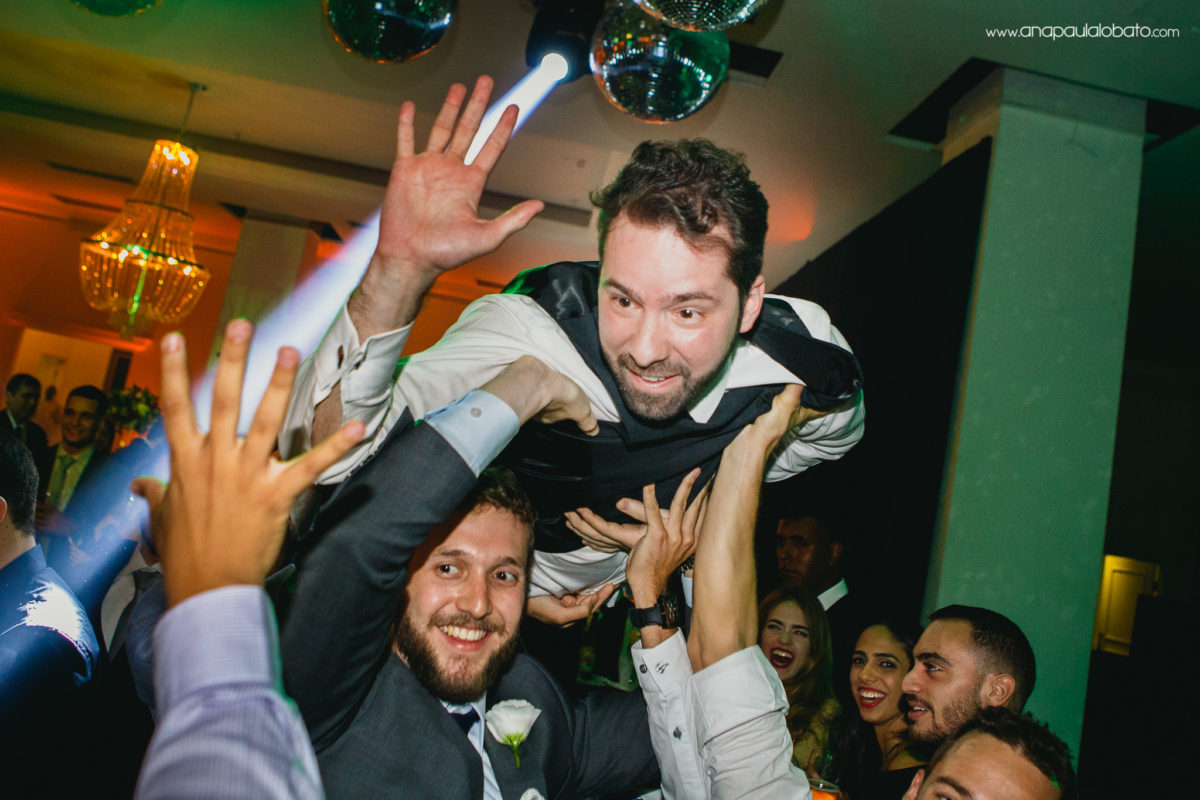 noivo sendo carregado