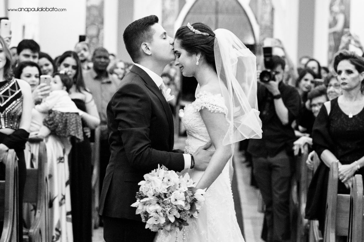 beijo noivos igreja