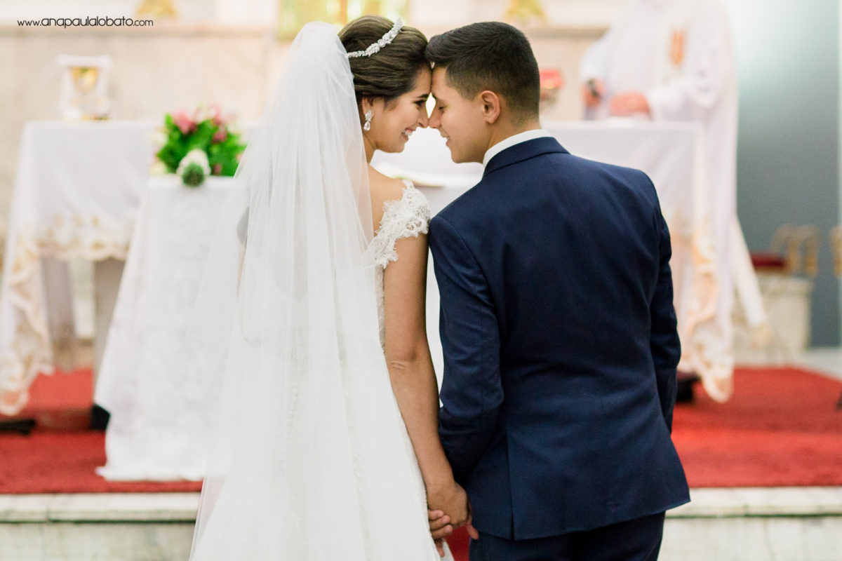 noivos apaixonados altar