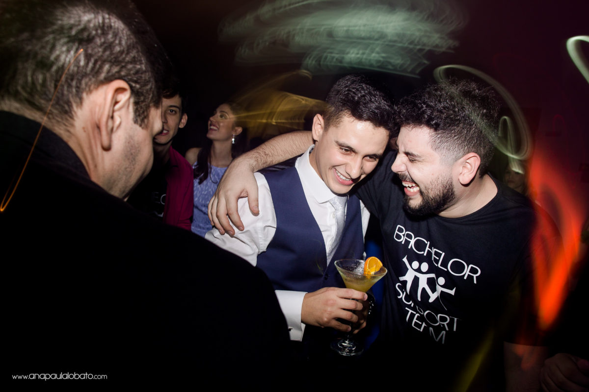 noivo curtindo a festa