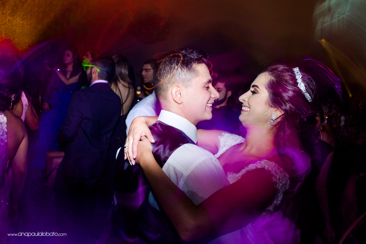 noivos se olhando festa