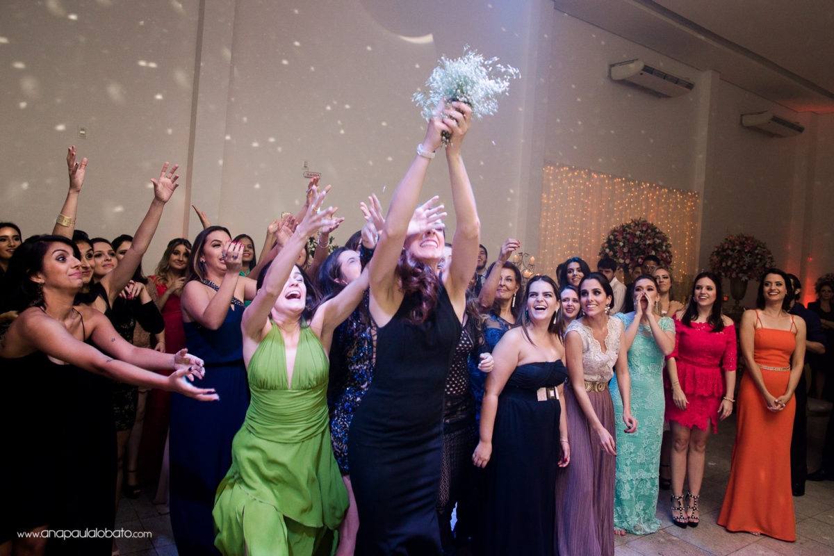 convidadas pegando buquê