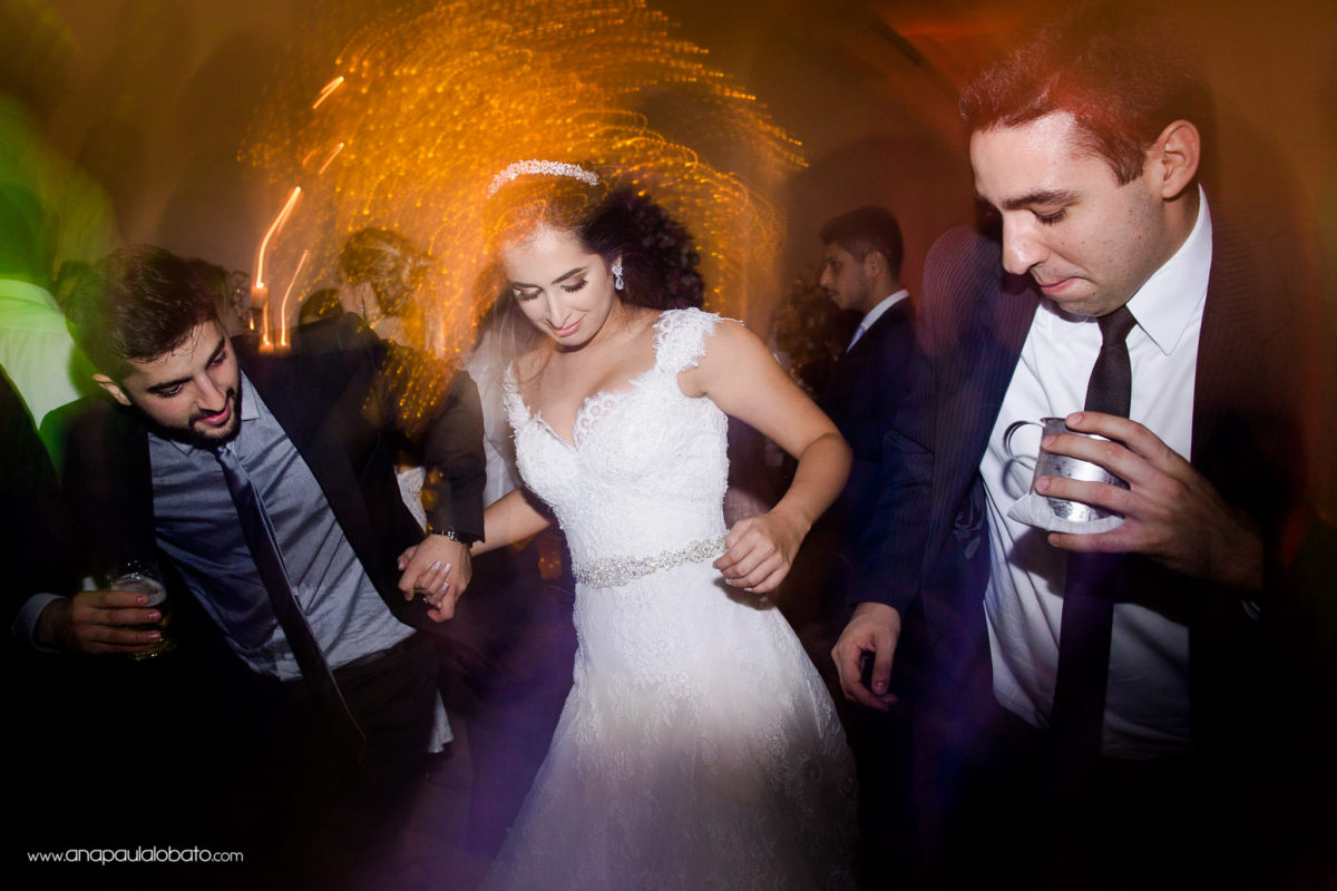 noiva dançando festa