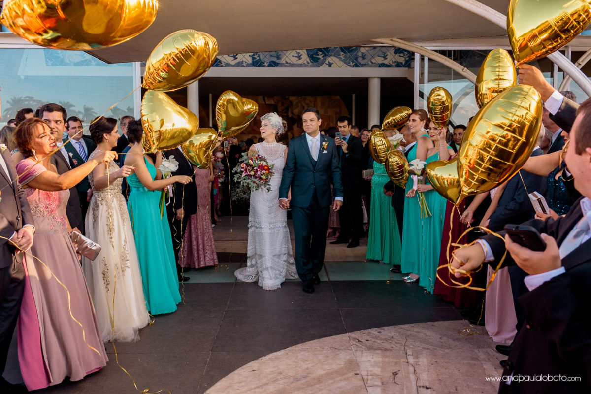 saída noivos balões