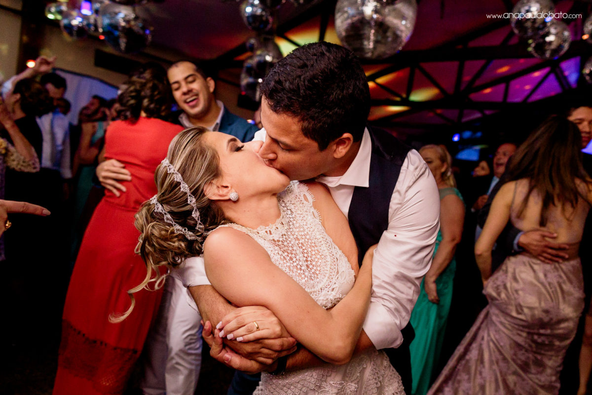 noivos beijando