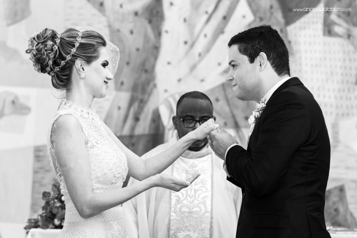 troca aliança noivos