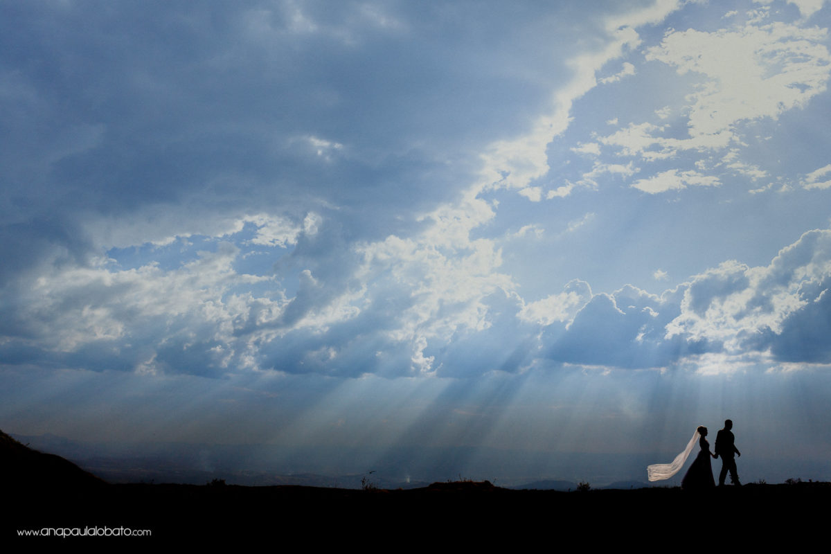noivos com raios de sol