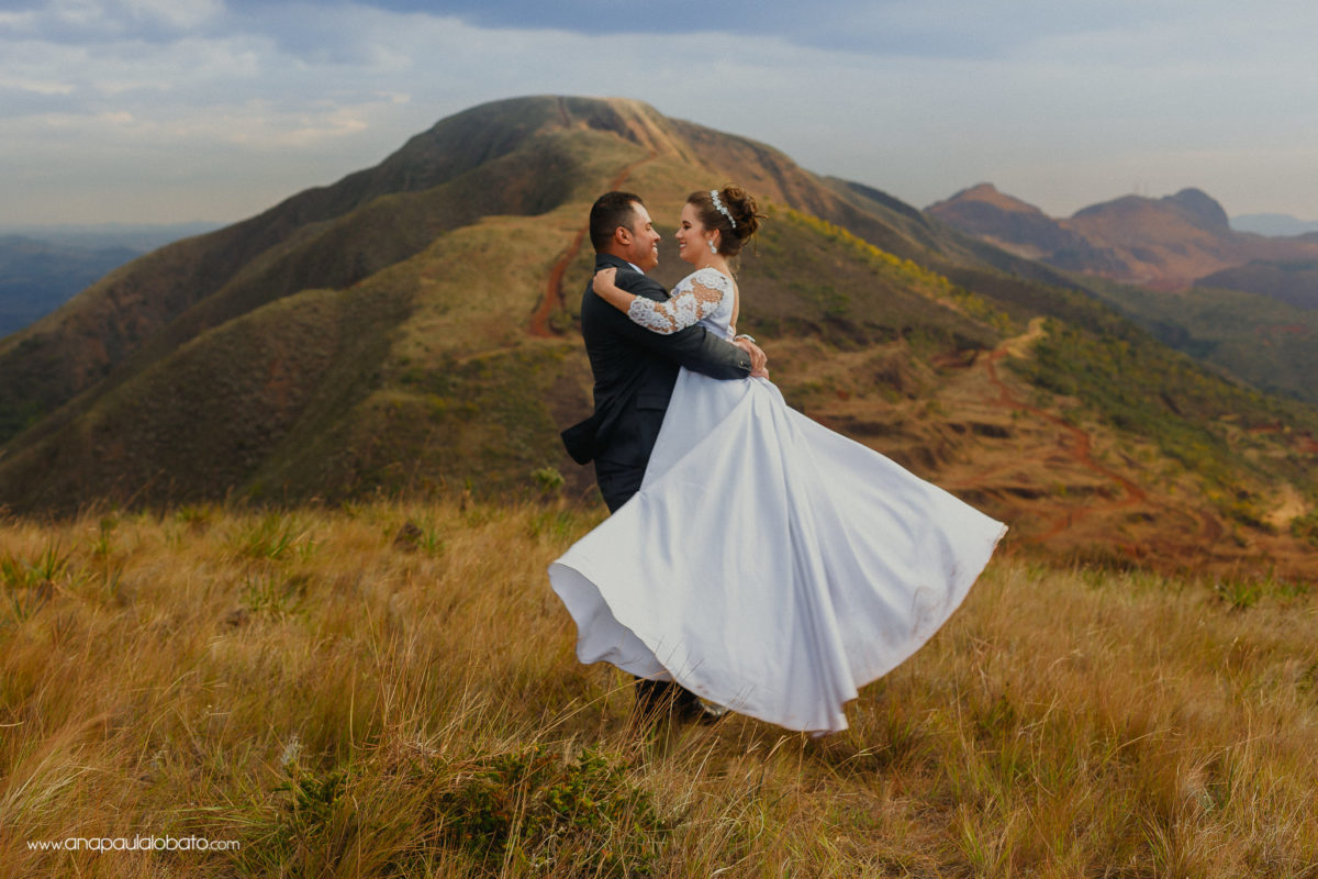 noivos rodando vestido lindo