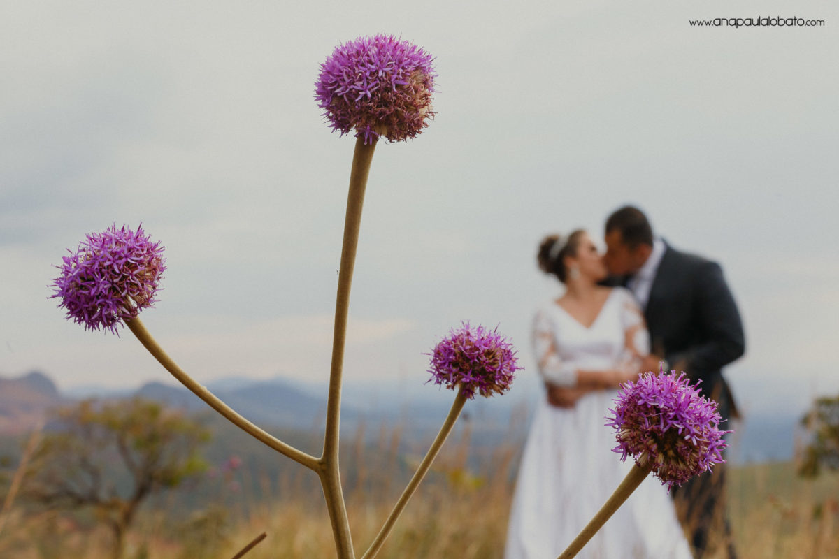 flores roxas e casal noivos
