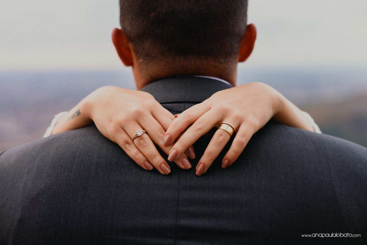 aliança de casamento e abraço