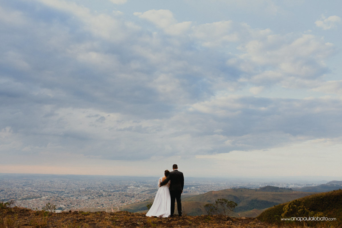 noivos e vista maravilhosa