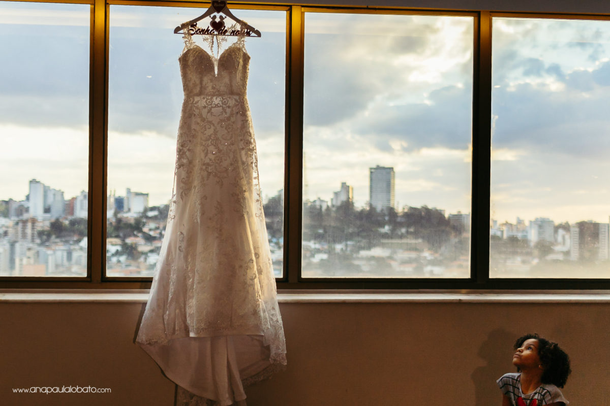 vestido de noiva e criança