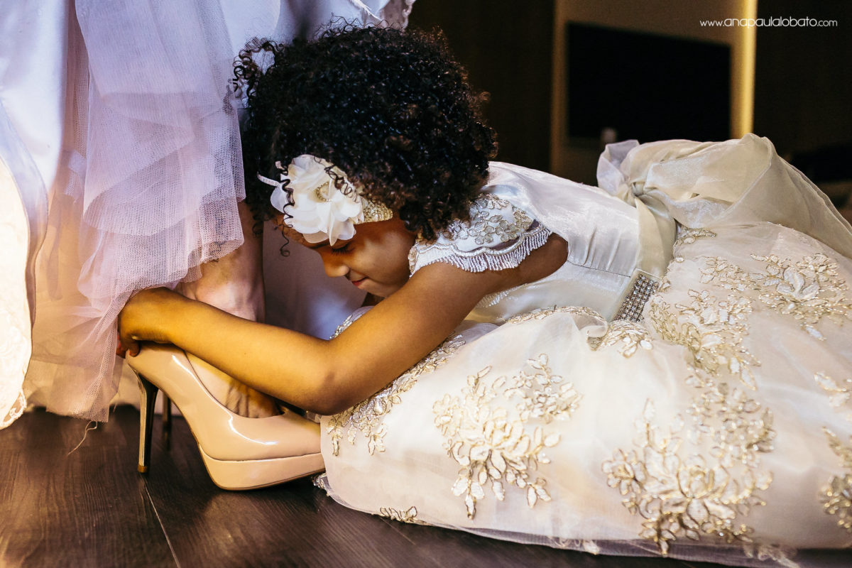 filha colocando sapato mãe noiva