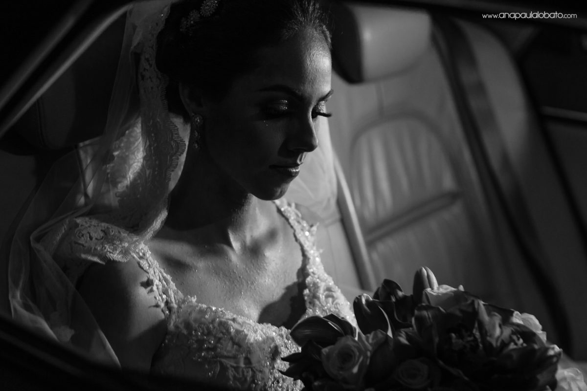 noiva no carro ansiosa